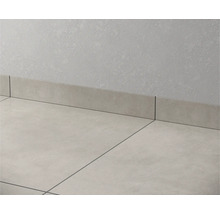 Bodenfliesen und Sockelleisten aus Feinsteinzeug an einer Wand