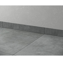 Graue Sockelfliesen an einer Wand