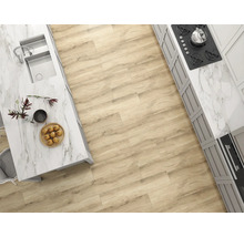 Helle Küche mit Holzboden, Kücheninsel und Herd