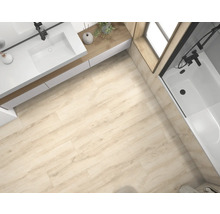 Helles Badezimmer mit Waschbecken, Badewanne und Bodenfliesen in Holzoptik