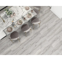 Helles Wohnzimmer mit Holzboden und Essbereich mit Kücheninsel