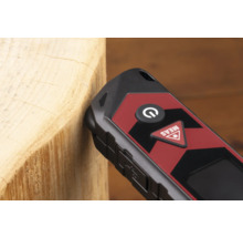 Feuchtigkeitsmesser an einem Holzstück