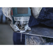 Eine Stichsäge schneidet Metall