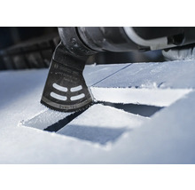 Bosch Pro Tauchsägeblatt beim Sägen eines Lochs in ein Material