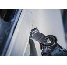 Oszillierendes Elektrowerkzeug schneidet in eine Oberfläche.