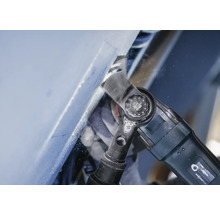 Multifunktionswerkzeug beim Schneiden eines Werkstücks.