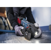 Oszillierendes Elektrowerkzeug im Einsatz beim Schneiden von Holz