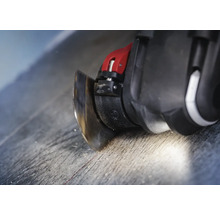 Oszillierendes Werkzeug im Einsatz beim Schneiden von Material