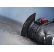 Oszillierendes Multifunktionswerkzeug mit Sägeblatt im Einsatz