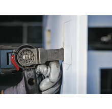 Oszillierendes Elektrowerkzeug im Einsatz an einer Tür.