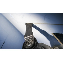 Oszillierendes Elektrowerkzeug mit Sägeblatt im Einsatz