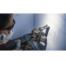 Multifunktionswerkzeug im Einsatz beim Schneiden in eine Oberfläche