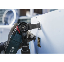 Multifunktionswerkzeug im Einsatz zum Schneiden eines Lochs in eine Oberfläche