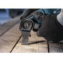 Multifunktionswerkzeug beim Schneiden von Holz