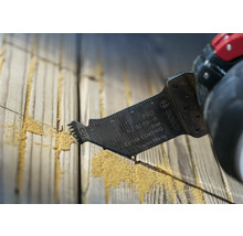 Bosch Logo. Tauchsägeblatt schneidet in Holz.