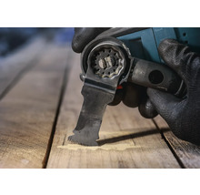 Multifunktionswerkzeug im Einsatz auf Holz