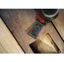 Oszillierendes Werkzeug schneidet Holzbalken mit Bosch Logo