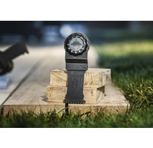 Oszillierendes Sägeblatt für Holz auf Holzwürfeln