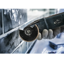 Nahaufnahme eines Multitools beim Schneiden von Fliesen