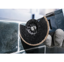 Fliesenschneider im Einsatz zum Schneiden von Fliesen