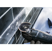 Multifunktionswerkzeug beim Bearbeiten von Fliesen