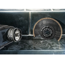 Oszillierendes Werkzeug mit Bosch Logo und Trennscheibe für Mineralwerkstoffe
