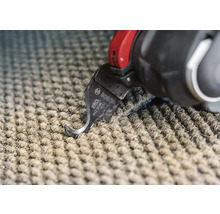 Bosch Logo. Multifunktionswerkzeug mit speziellem Schneideblatt zum Schneiden von Teppich