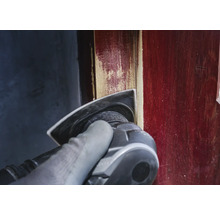 Deltaschleifer beim Schleifen eines Holzrahmens