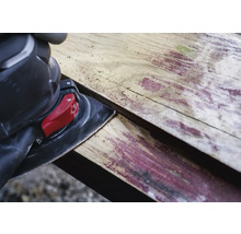 Eine Schleifmaschine beim Schleifen von Holz.