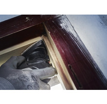 Multifunktionswerkzeug im Einsatz an einem Holzrahmen