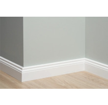 Raumecke mit weißer Sockelleiste auf Holzboden