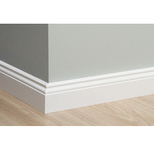 Sockelleiste aus Holz am Eckbereich eines Raumes