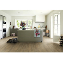 Helle Küche mit Kücheninsel, Holzboden und modernen Geräten für ein stilvolles Ambiente