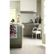 Helle Küche mit Kücheninsel, Dunstabzugshaube und Sitzgelegenheit