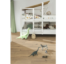 Kinderzimmer mit Etagenbett, Leiter und Spielzeugfiguren auf dem Boden.