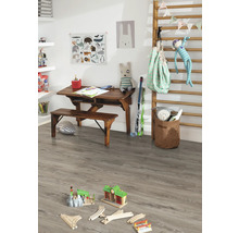 Kinderzimmer mit Holzboden, Schreibtisch und Spielzeug