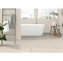 Badezimmer mit freistehender Badewanne, Holzleiter mit Handtüchern und Holzhockern