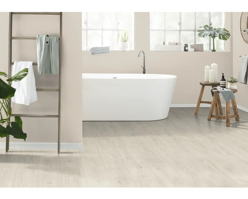 Badezimmer mit freistehender Badewanne, Holzleiter mit Handtüchern und Holzhockern