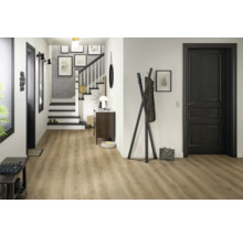 Eingangsbereich mit Treppe, Garderobe und hellem Holzboden