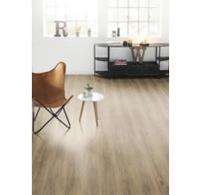 Heller Raum mit Laminatboden, Sessel, Beistelltisch und Konsole