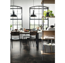 Heller Raum mit Esstisch, Stühlen, Hängelampen und Regal