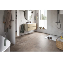 Helles Badezimmer mit Waschtisch, Spiegel, Dusche und Bodenfliesen in Steinoptik