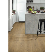 Helle Küche mit Kücheninsel, schwarzem Barhocker und hellem Holzboden.