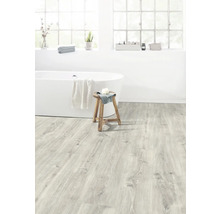 Helles Badezimmer mit freistehender Badewanne und Bodenbelag in Holzoptik