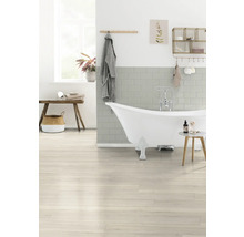 Badezimmer mit freistehender Badewanne, Holzboden und hellen Fliesen