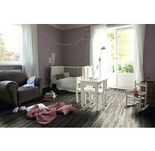 Helles Kinderzimmer mit Kinderbett, Tisch, Stühlen, Sessel und Holzboden