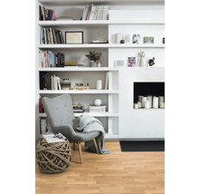 Wohnzimmer mit Bücherregal, Sessel und Dekoration