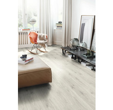 Heller Wohnraum mit Laminatboden, Sessel und Couch