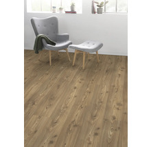 Wohnzimmer mit Laminatboden in Holzoptik, Sessel und Fußhocker