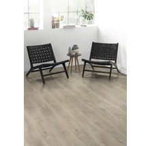 Zwei schwarze Korbsessel und ein Beistelltisch mit Vasen in einem hellen Raum